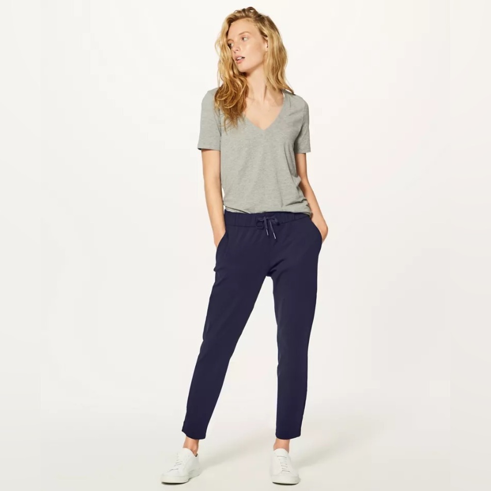 lululemon On The Fly Navy Cropped Pants with Drawstring Size 4 EUC ZERO FLAWS